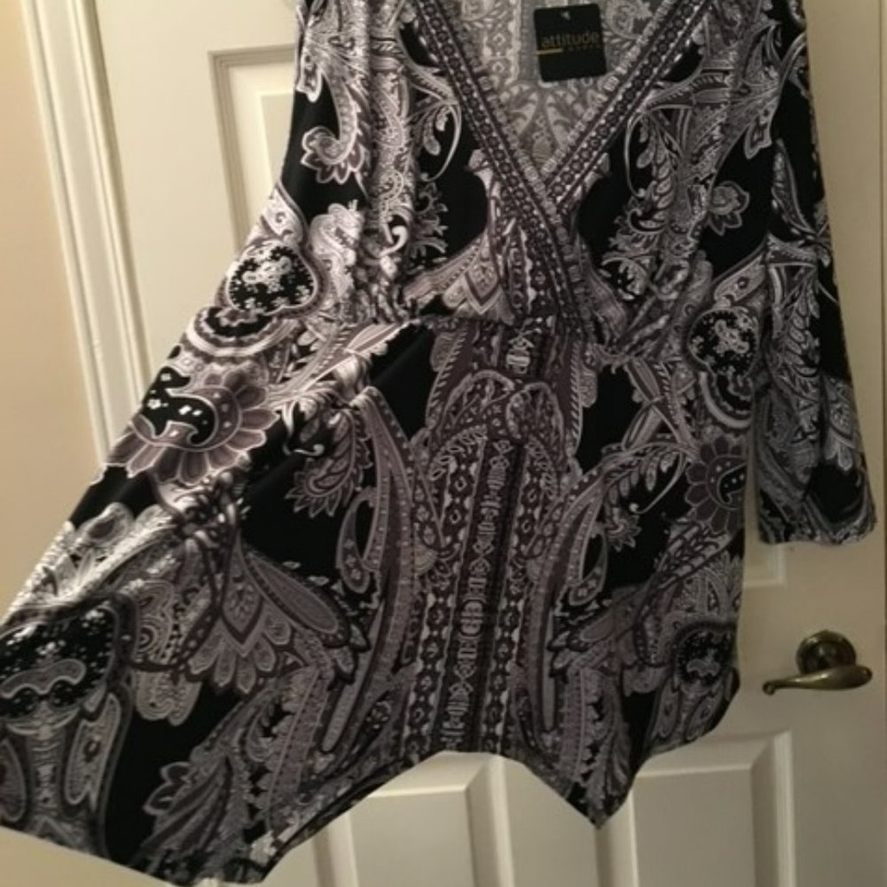 Black and White Print  blouse - Picture 2 of 2